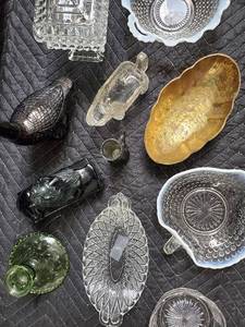 lot 28 image: Avon Wild Country Canada Goose Cologne 5 fl oz  Avon Lion Wild Country After Shave 8 fl oz - Glass Lot