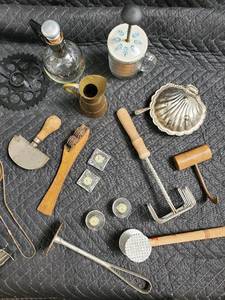 lot 38 image: Vintage PanMaker Pancake Maker & Assorted Kitchen Gadgets Lot