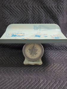 lot 43 image: What a Boy Should Weigh - Vintage 30 lb Capacity Kitchen Scale with Tray