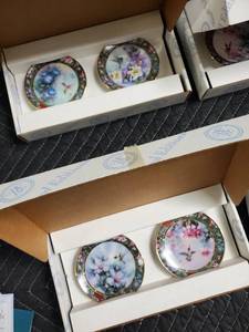 lot 45 image: Bradford Exchange Hummingbird Plates - Ruby-Throated & Annas