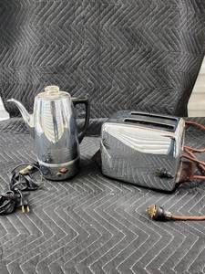 lot 53 image: Chrome Electric Kettle & 2-Slice Toaster - Vintage Chrome Kitchen Appliances