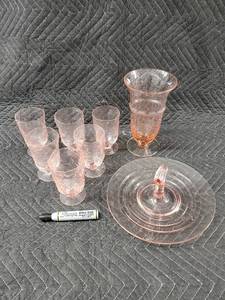 lot 68 image: Pink Glassware Set - 6 Small Goblets, 1 Tall Goblet & Cake Stand with Lid