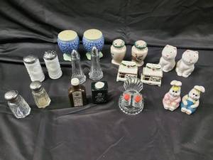 lot 76 image: Watkins Vanilla & Black Pepper Bottles with Glass Shakers - Assorted Kitchen Lot