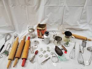 lot 118 image: Mirro Cooky Press Cookie Press - 12 Shapes - Vintage Kitchen Tools Lot