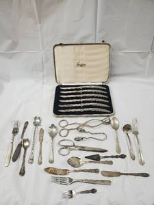 lot 129 image: Griffon Community Plate Silverware Set in Wooden Case