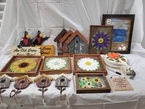 lot 168 image: Rustic Sunflower & Daisy Wood Wall Art Frames with Birdhouse Decor Set