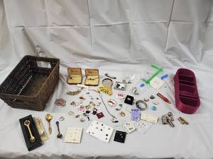 lot 173 image: Vintage Costume Jewelry Lot - Earrings, Rings, Brooches, Pendants & Bracelets