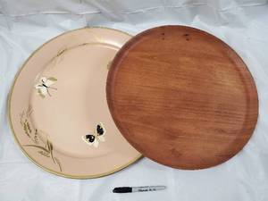 lot 175 image: Pink Butterfly Plate with Gold Rim - Round Wooden Board Set