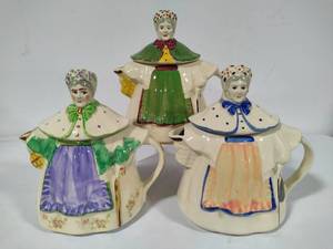 lot 5 image: Shawnee Pottery - Granny Ann Porcelain Teapot Collection
