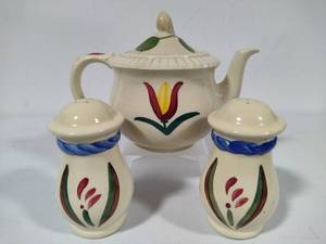 lot 18 image: Shawnee Pottery - Pennsylvania Dutch Teapot and Large Salt & Pepper Shakers