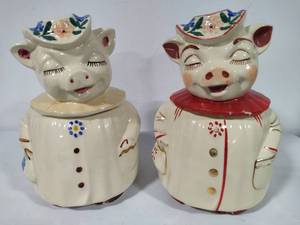 lot 32 image: Shawnee Pottery - Winnie the Pig Cookie Jars