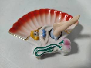 lot 33 image: Naughty Nodder Vintage Ashtray