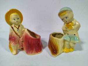 lot 42 image: Shawnee Pottery - Two Boys by Stump Planters