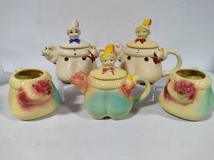 lot 50 image: Shawnee Pottery - Tom the Pipers Son Teapots