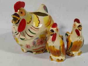 lot 54 image: Shawnee Pottery - Chanticleer Golden Rooster Pitcher and Matching Tall Salt & Pepper Shaker Set