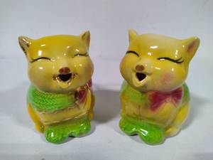 lot 66 image: Shawnee Pottery - Puss N Boots Cat Creamers