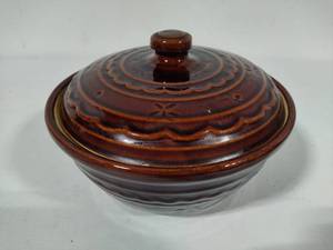 lot 68 image: MarCrest Daisy Dot Stoneware Pot wLid