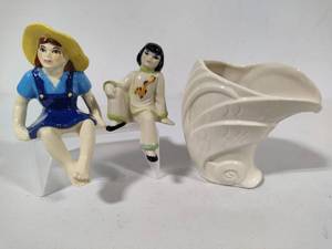 lot 70 image: Ceramic Art Studio (CAS) Duck Vase & Shelf Sitters