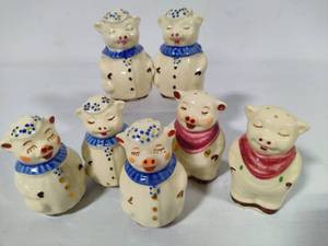 lot 106 image: Shawnee Pottery - Assorted Winnie & Smiley Pig Salt & Pepper Shakes - Some Sets