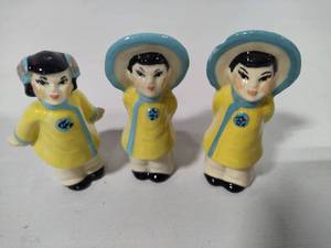 lot 104 image: Ceramic Art Studio (CAS) Asian Salt & Pepper Shakers