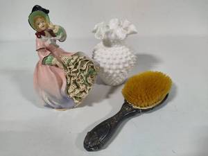 lot 112 image: Vintage Decor & Hairbrush
