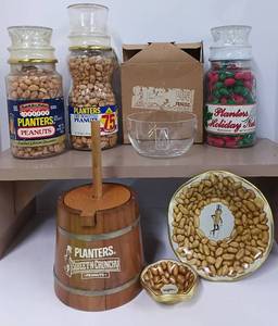 lot 32 image: Planters Peanuts Collectibles 1940s Promotional Metal Bowls Advertising Mr. Peanut