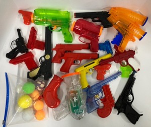 lot 14 image: Lot of Vintage Squirt Guns, Dart Guns, Ping Pong K-Gun Large Lot