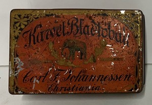 lot 43 image: Vintage Karvel Bladtabak tobacco tin from Carl F. Johannessen, Christiania.