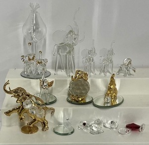 lot 94 image: Crystal, Glass and Gold Miniatures Lot Figurines 18 PC