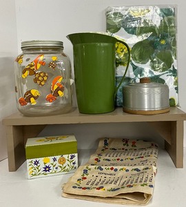 lot 101 image: Lot of Vintage Retro Kitchen Items