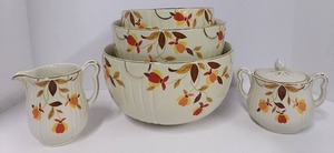 lot 104 image: Halls Superior Quality Kitchenware in the Autumn Leaf Lot of 5 Nesting Bowls
