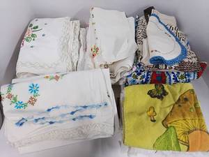 lot 128 image: Lot of Assorted Vintage Linens