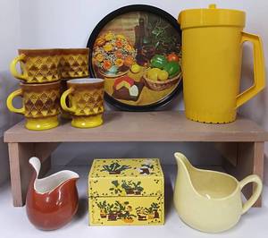 lot 136 image: Set of 5 Anchor Hocking Mugs Kimberly Diamond Pattern Eva Ziesel Red Wing Creamer