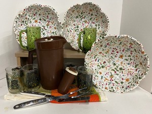 lot 207 image: Vintage Avocado and Browns Kitchen Lot