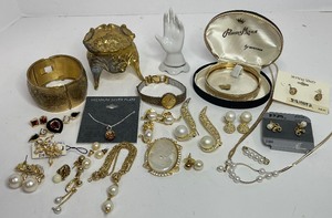 lot 224 image: Lot of Vintage Costume Jewelry Princess Mara GF Bracelt with Original Box, Celebrity Cameo