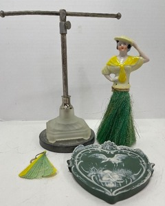 lot 117 image: Art Deco Frosted Glass Base Jewelry Display Stand