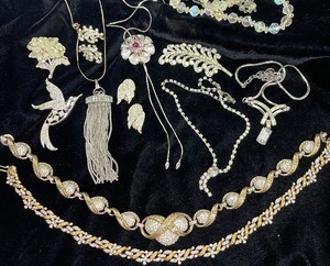lot 237 image: Silver Gold and Crystal Jewelry Lot