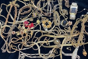 lot 241 image: Gold Chain and Jewelry Lot