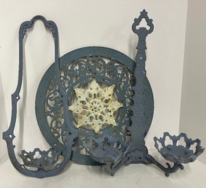 lot 222 image: Vintage Cast Iron Wall Scone for Lanterns and Matching Grate Cover