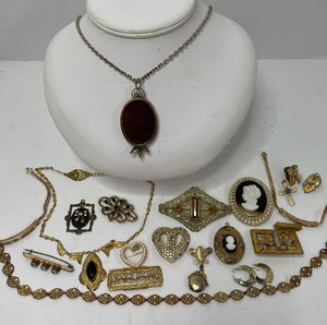 lot 34 image: Antique Vintage Jewelry Lot Cameos Carnelian Fob Pendant Brooches