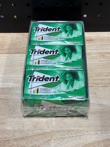lot 9 image: Trident Spearmint Gum