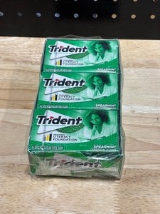lot 10 image: Trident Spearmint Gum