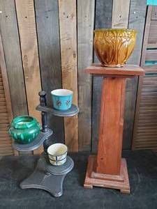 lot 11 image: Lovely Mid Modern Plant Pots with 2 stands