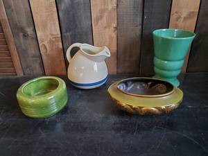 lot 70 image: 4 Mid Modern Vases and Pitchers - Haeger and More