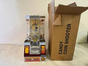 lot 3 image: SSS. Candy Coin Shooter Machine