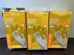 lot 18 image: Medium Vinyl Gloves