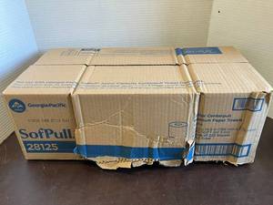 lot 7 image: Sofpull Center Pull Towels