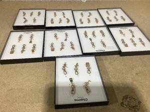 lot 428 image: LOT OF 9 bag or phone charms.