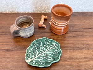 lot 108 image: Collection of 3 Pottery Items - Frankoma Mug, Threshold Leaf Plate, Studio Pottery Mug