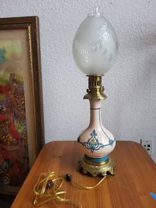 lot 197 image: Vintage Electric Hurricane Table Lamp with Frosted Glass Shade